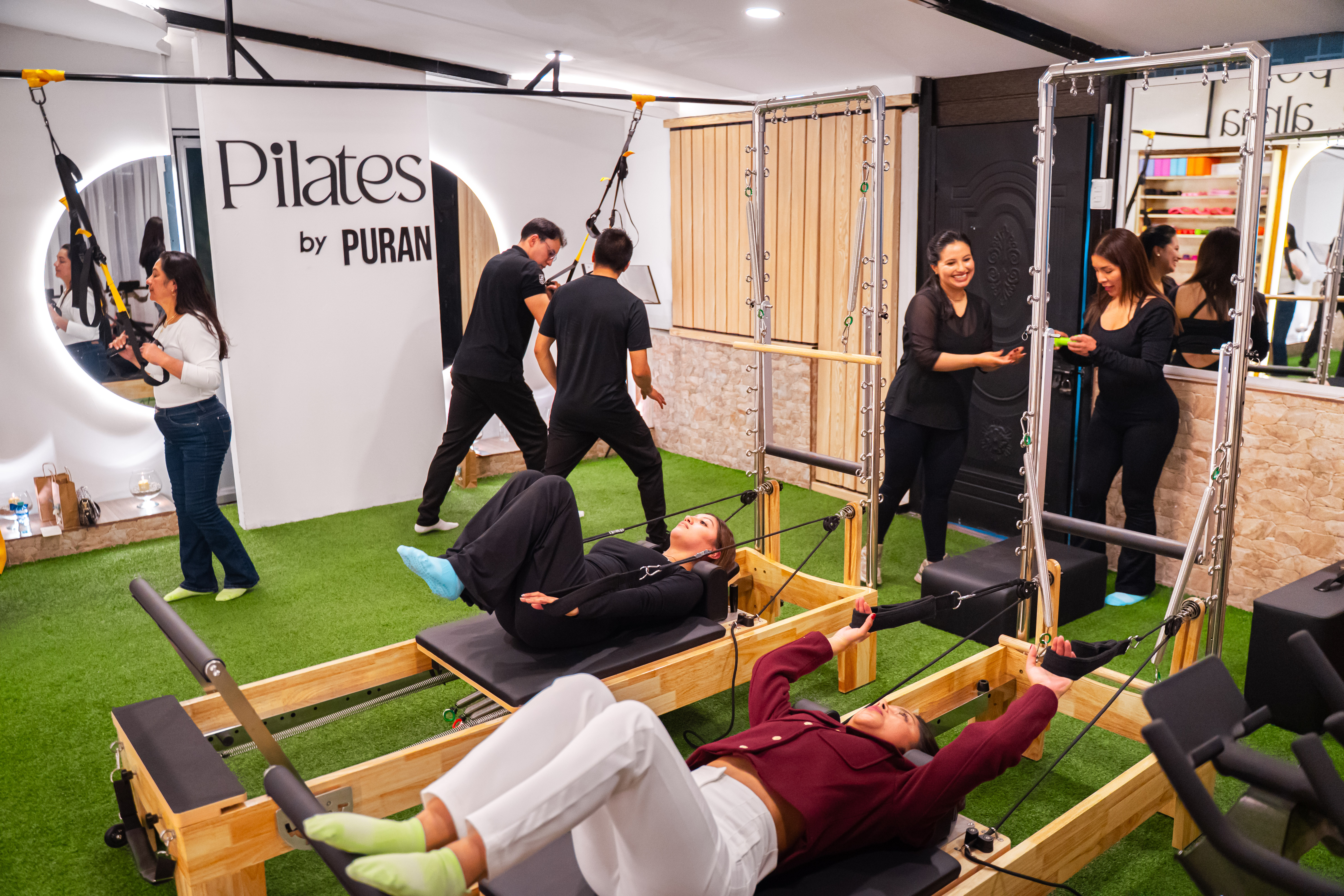 Clase de Pilates en máquinas
